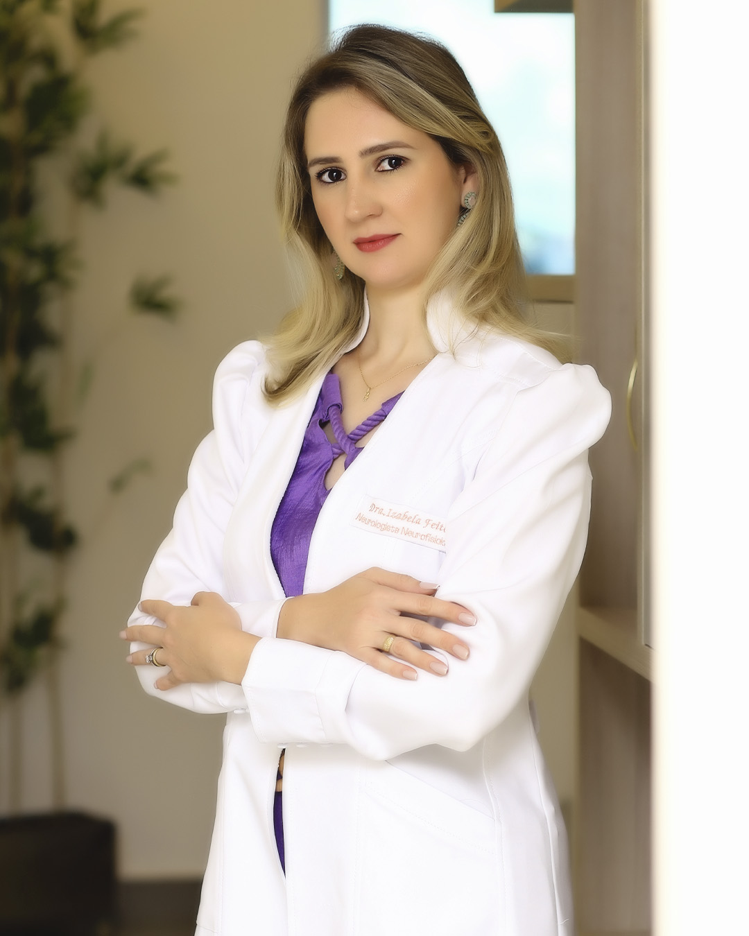 Dra. Izabela analisando traçado de EEG