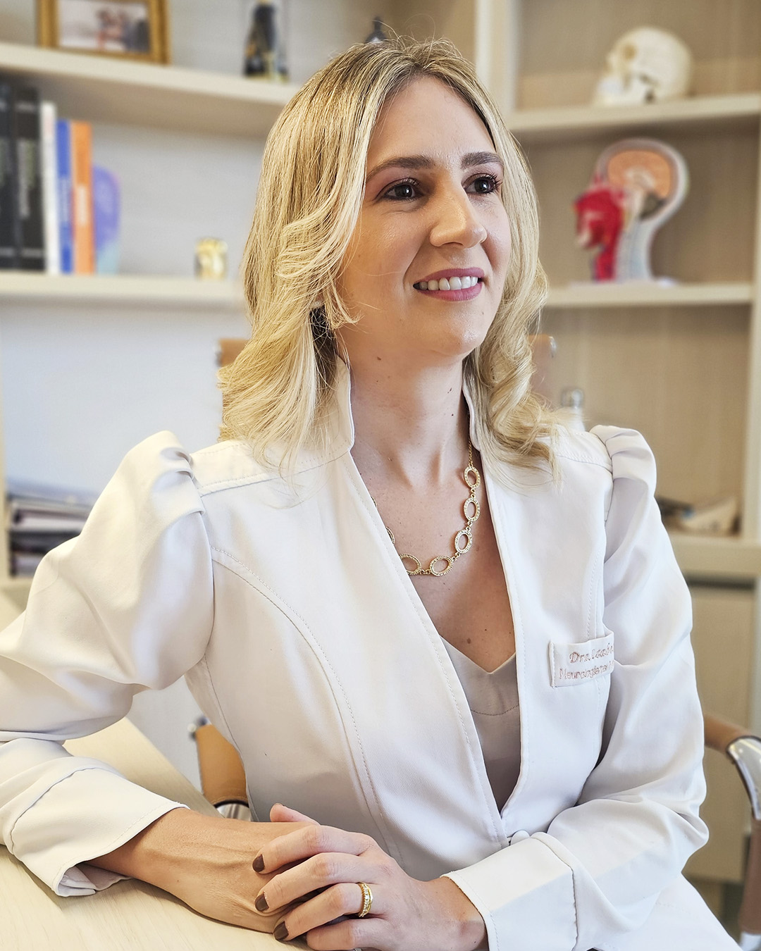 Dra. Izabela Feitosa em consultório